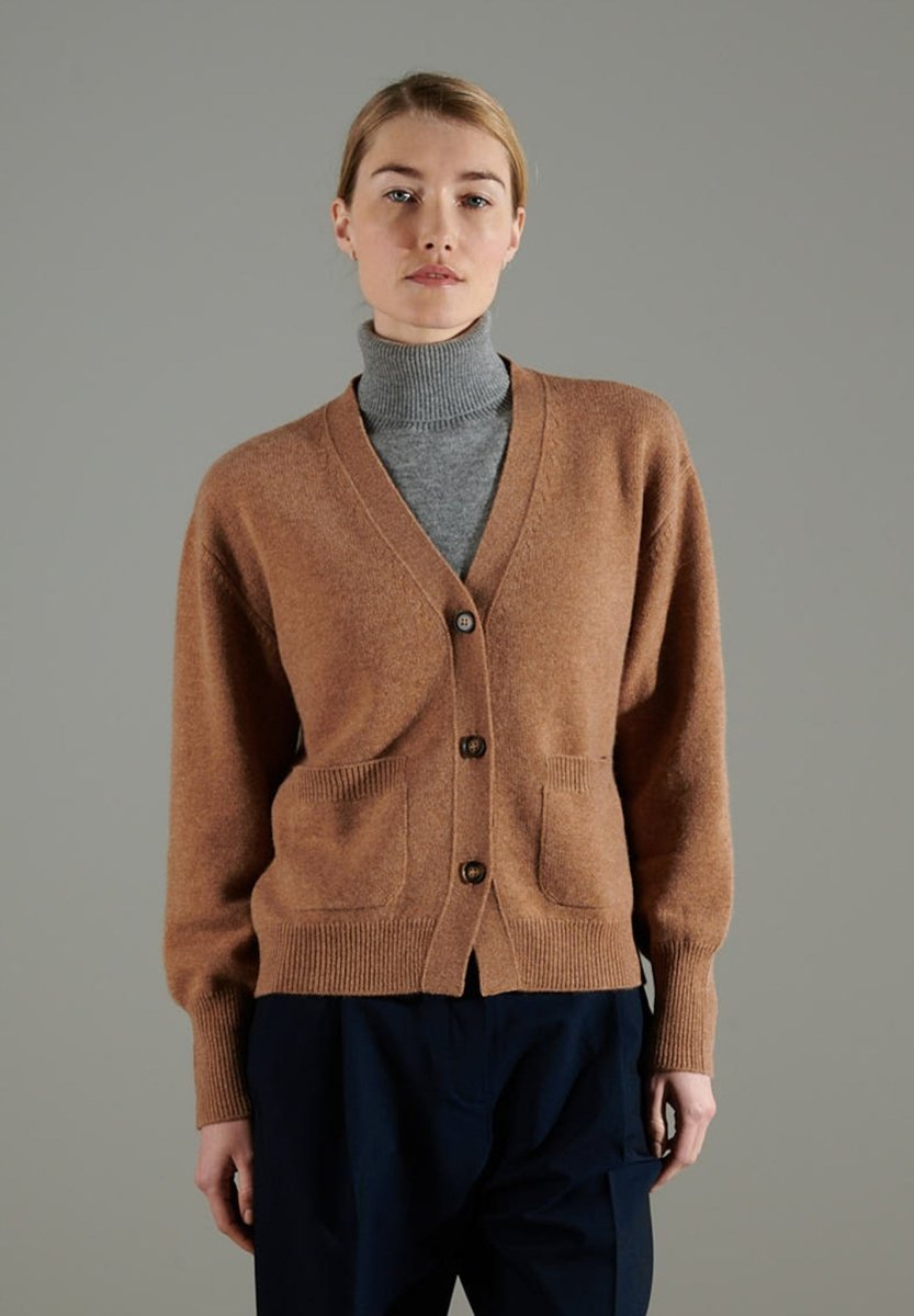 Women’s 4-Ply Cashmere V-Neck Cardigan in Camel