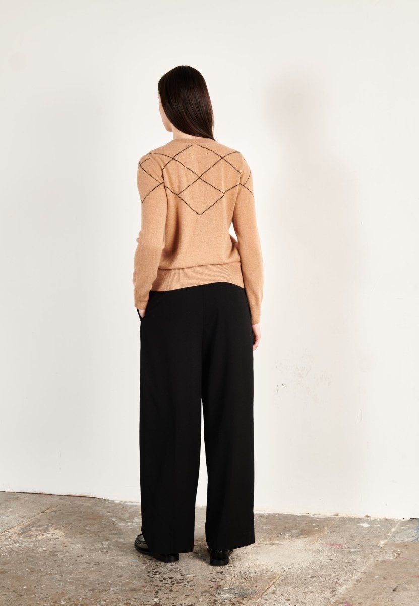 Round-Neck Cashmere Sweater – Subtle Graphic & Absolute Softness